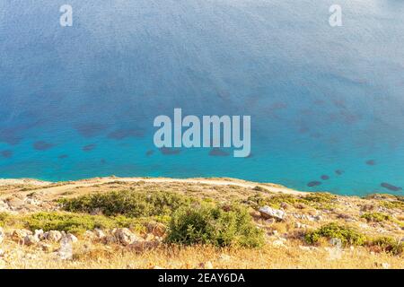 Vista dall'alto del bellissimo mare blu con scogliere. Foto Stock