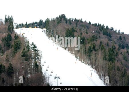 Bukovel, Ucraina 3 febbraio 2019: Piste da sci e impianti di risalita a Bukovel, montagne e paesaggio invernale a Bukovel.New Foto Stock