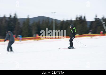 Bukovel, Ucraina 3 febbraio 2019: La gente va sciare alla stazione sciistica di Bukovel, vacanza invernale nel ucraino Carpazi.New Foto Stock