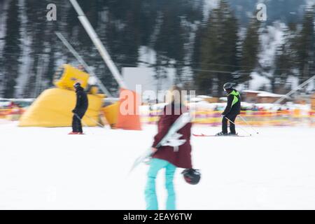 Bukovel, Ucraina 3 febbraio 2019: La gente va sciare alla stazione sciistica di Bukovel, vacanza invernale nel ucraino Carpazi.New Foto Stock