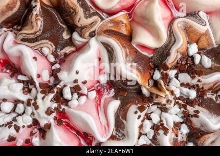 Vista ravvicinata del gelato alla vaniglia con cioccolato. Foto Stock