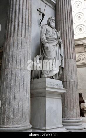 Napoli – Statua di San Giovanni nella Basilica di San Francesco da Paola Foto Stock