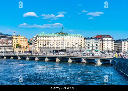 STOCCOLMA, SVEZIA, 20 APRILE 2019: La gente sta passando Strombrom a Stoccolma, Svezia Foto Stock