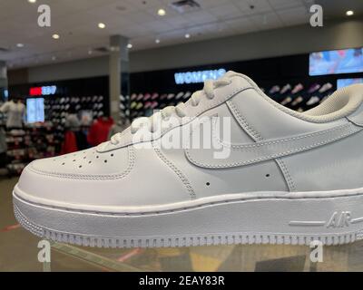 FRESNO, STATI UNITI - 10 febbraio 2021: Una foto ravvicinata di una scarpa Nike da uomo completamente bianca nello store2021 Foto Stock