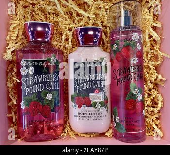 FRESNO, STATI UNITI - Feb 10, 2021: Una foto di tre diverse lozioni profumate Bath & Body Works in un cestino Foto Stock