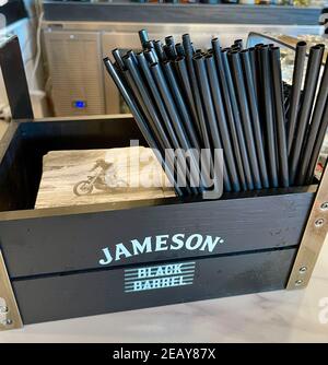 FRESNO, STATI UNITI - Feb 10, 2021: Foto di Jameson Black Barrel Restaurant Coasters con cannucce nere Foto Stock