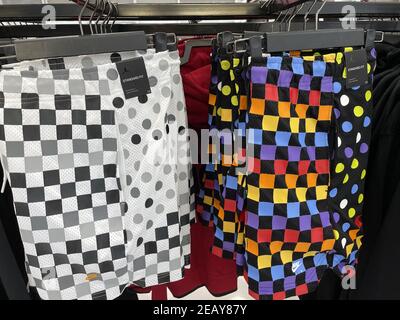 FRESNO, STATI UNITI - Feb 10, 2021: Una foto di Jordon Standard Fit Brand Long Chequered pattern Shorts in negozio uno è in diversi colori l'altro Foto Stock