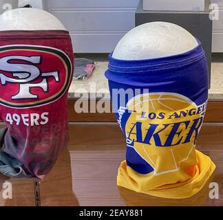 FRESNO, STATI UNITI - Feb 10, 2021: Una foto di due teste manichino che indossano la L.A. Lakers e S.F. 49ers maschere facciali durante COVID 2021 Foto Stock