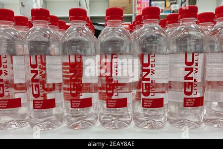 FRESNO, STATI UNITI - Feb 10, 2021: Una foto di una fila di acqua in bottiglia di GNC sullo scaffale del negozio Foto Stock