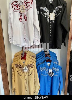 FRESNO, STATI UNITI - Feb 10, 2021: Una vista frontale foto di diversi colori Ranger's Legend Western Shirts appesi su rack in negozio Foto Stock