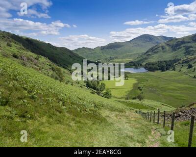 Blea Tarn e le campane Tilberthwaite di Lingmoor caddero Foto Stock