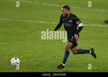 Swansea, Regno Unito. 10 Feb 2021. Raheem Sterling di Manchester City in azione. Emirates fa Cup, 5° round match, Swansea City contro Manchester City al Liberty Stadium di Swansea, Galles del Sud, mercoledì 10 febbraio 2021. Questa immagine può essere utilizzata solo per scopi editoriali. Solo per uso editoriale, è richiesta una licenza per uso commerciale. Nessun utilizzo nelle scommesse, nei giochi o nelle pubblicazioni di un singolo club/campionato/giocatore. pic di Andrew Orchard/Andrew Orchard sports photography/Alamy Live news Credit: Andrew Orchard sports photography/Alamy Live News Foto Stock