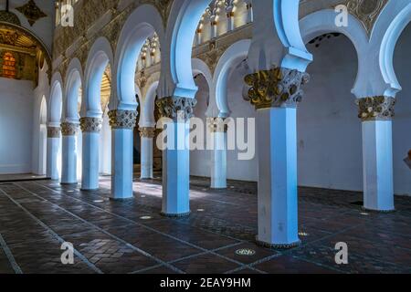 TOLEDO, SPAGNA, 2 OTTOBRE 2017: Archi bianchi a Sinagoga de Santa Maria la Blanca nel centro storico di Toledo, Spagna Foto Stock