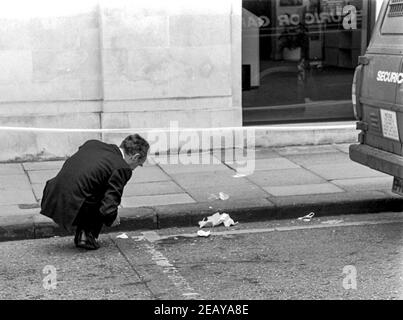 HEMEL HEMPSTEAD - INGHILTERRA 14 Apr 88: La polizia indaga sulla scena dell'assassinio di PC Frank Mason che ha affrontato rapinatori armati fuori Barclays Bank, Hem Foto Stock