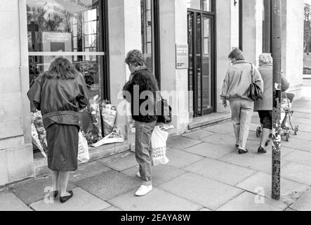 HEMEL HEMPSTEAD - INGHILTERRA 14 Apr 88: Fiore lasciato a Barclays Bank per PC assassinato Frank Mason che ha affrontato rapinatori armati fuori Barclays Bank, Hemel H. Foto Stock