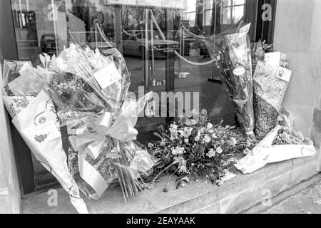 HEMEL HEMPSTEAD - INGHILTERRA 14 Apr 88: Fiore lasciato a Barclays Bank per PC assassinato Frank Mason che ha affrontato rapinatori armati fuori Barclays Bank, Hemel H. Foto Stock