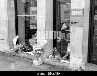 HEMEL HEMPSTEAD - INGHILTERRA 14 Apr 88: Fiore lasciato a Barclays Bank per PC assassinato Frank Mason che ha affrontato rapinatori armati fuori Barclays Bank, Hemel H. Foto Stock