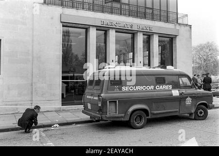 HEMEL HEMPSTEAD - INGHILTERRA 14 Apr 88: La polizia indaga sulla scena dell'assassinio di PC Frank Mason che ha affrontato rapinatori armati fuori Barclays Bank, Hem Foto Stock