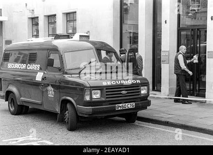 HEMEL HEMPSTEAD - INGHILTERRA 14 Apr 88: La polizia indaga sulla scena dell'assassinio di PC Frank Mason che ha affrontato rapinatori armati fuori Barclays Bank, Hem Foto Stock