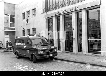 HEMEL HEMPSTEAD - INGHILTERRA 14 Apr 88: La polizia indaga sulla scena dell'assassinio di PC Frank Mason che ha affrontato rapinatori armati fuori Barclays Bank, Hem Foto Stock