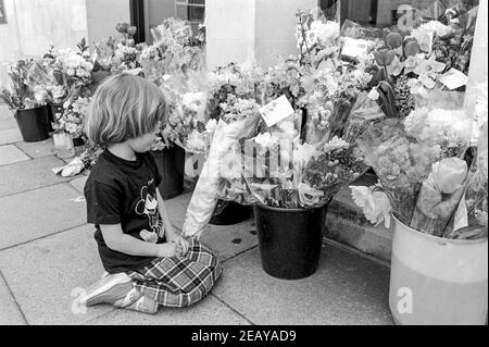 HEMEL HEMPSTEAD - INGHILTERRA 14 Apr 88: Fiore lasciato a Barclays Bank per PC assassinato Frank Mason che ha affrontato rapinatori armati fuori Barclays Bank, Hemel H. Foto Stock