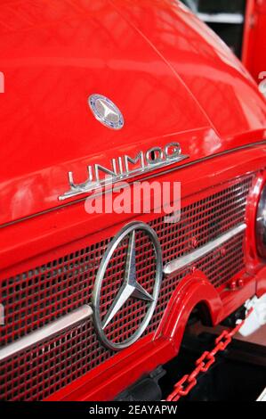 RAKONIEWICE, POLONIA - 03 giu 2018: Logo Mercedes Benz su un vecchio camion fuoco rosso Foto Stock