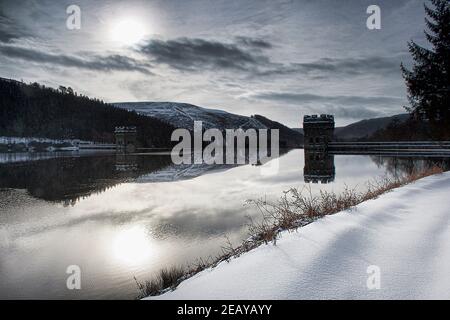 Derwent Dam nella Upper Derwent Valley, Derbyshire Peak District, Regno Unito. Foto Stock