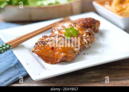 ali di pollo al chutney di mango con patatine fritte e insalata Foto Stock