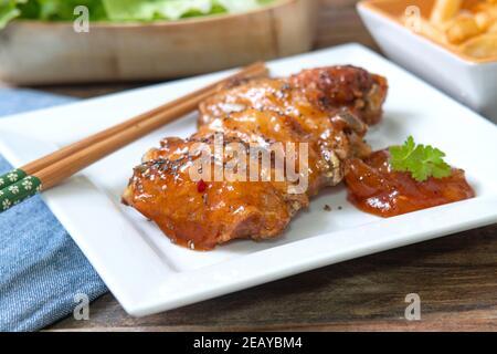 ali di pollo al chutney di mango con patatine fritte e insalata Foto Stock