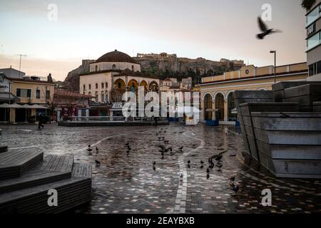 Athen, Grecia. 11 Feb 2021. Piazza Monastiraki sotto l'Acropoli è quasi deserta. Da giovedì mattina, la zona di Atene è stata ancora una volta sottoposta a un duro blocco per contenere la pandemia di Corona, il cui rispetto è stato imposto dalla polizia con numerosi blocchi stradali. Credit: Angelos Tzortzinis/DPA/Alamy Live News Foto Stock