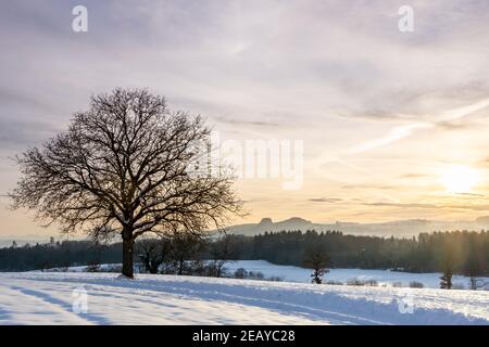 Le montagne Hegau al tramonto in una giornata invernale Foto Stock