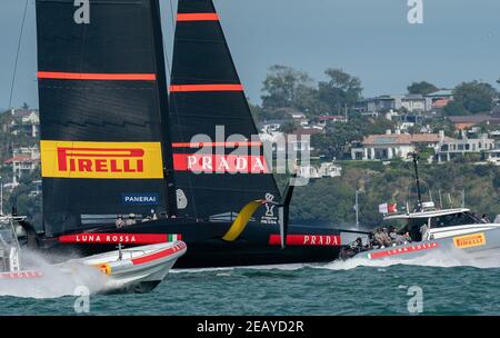 Auckland, Nuova Zelanda, 11 febbraio 2021 - il team italiano Luna Rossa Prada Pirelli si mette in pratica sul porto di Waitemata prima delle finali della Prada Cup che iniziano sabato 13 febbraio 2021. Le barche di supporto affiancano l'azione sorvegliata da allenatori e da personale di supporto. Credit: Rob Taggart/Alamy Live News Foto Stock