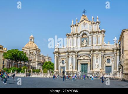 CATANIA, ITALIA, 28 APRILE 2017: Le persone che passeggiano tra la cattedrale di sant'agata e la chiesa di badia Agatha a Catania, Sicilia, Italia Foto Stock