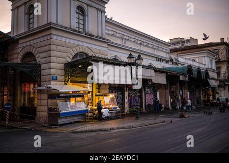 Athen, Grecia. 11 Feb 2021. Un negozio sulla strada del mercato della carne è aperto. Da giovedì mattina, la zona di Atene è ancora una volta sotto un duro blocco per contenere la pandemia di Corona, il cui rispetto è imposto dalla polizia con numerosi blocchi stradali. Credit: Angelos Tzortzinis/DPA/Alamy Live News Foto Stock