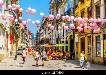 PORTO, PORTOGALLO, 6 SETTEMBRE 2016: Vista di una stradina nel centro storico di Porto, Portogallo. Foto Stock