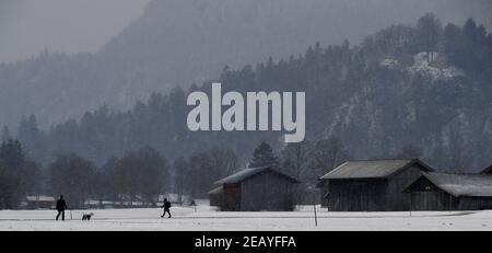 Farchant, Germania. 11 Feb 2021. Gli escursionisti sono fuori e circa nel paesaggio invernale piuttosto grigio. Credit: Angelika Warmuth/dpa/Alamy Live News Foto Stock