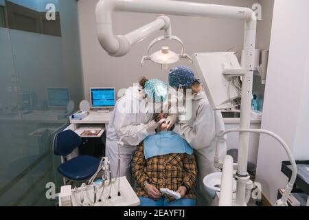 Paziente dentale che ha i denti puliti e lucidati dall'igienista. Concetto di salute dentale Foto Stock