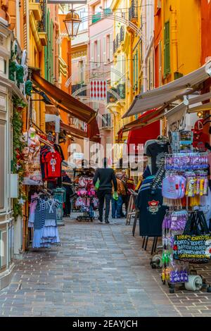 MONACO, MONACO, 29 DICEMBRE 2017: La gente sta passeggiando attraverso una strada stretta nel centro di Monaco Foto Stock