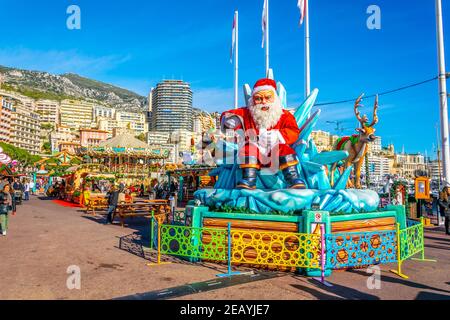 MONACO, MONACO, 29 DICEMBRE 2017: La gente sta passeggiando attraverso un mercatino di Natale a Monaco Foto Stock