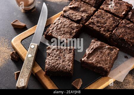 Pezzi di brownie fatti in casa su sfondo nero Foto Stock