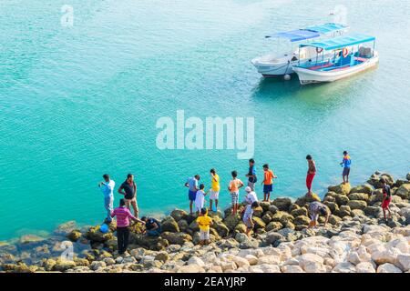 SUR, OMAN, 1 NOVEMBRE 2016: I bambini giocano su una riva del mare nella città di Omani sur. Foto Stock