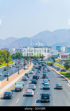 MUSCAT, OMAN, 1 NOVEMBRE 2016: Traffico sulla via sultan Qaboos a Muscat, Oman Foto Stock