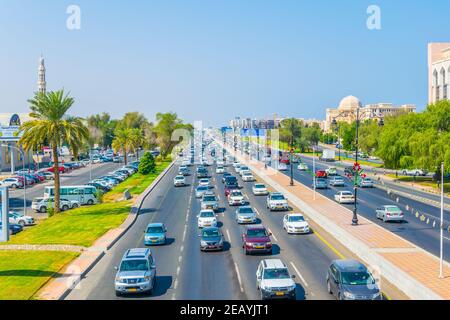 MUSCAT, OMAN, 1 NOVEMBRE 2016: Traffico sulla via sultan Qaboos a Muscat, Oman Foto Stock