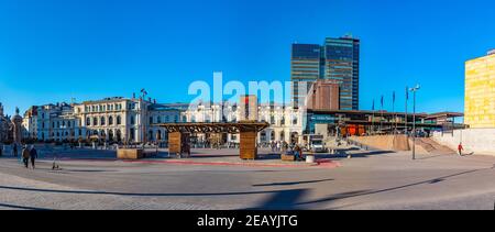 OSLO, NORVEGIA, 15 APRILE 2019: La gente sta passeggiando su una piazza di fronte alla stazione ferroviaria di Oslo, Norvegia Foto Stock