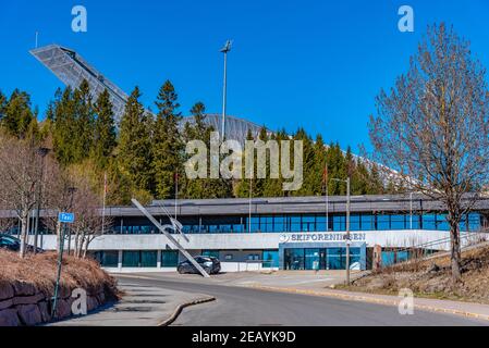 OSLO, NORVEGIA, 15 APRILE 2019: Stadio di salto con gli sci Holmenkollen e museo norvegese dello sci di Oslo Foto Stock