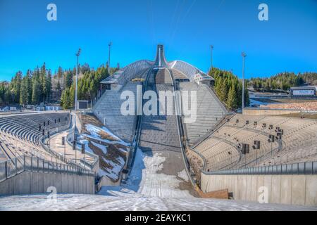 OSLO, NORVEGIA, 15 APRILE 2019: Stadio di salto con gli sci Holmenkollen e museo norvegese dello sci di Oslo Foto Stock