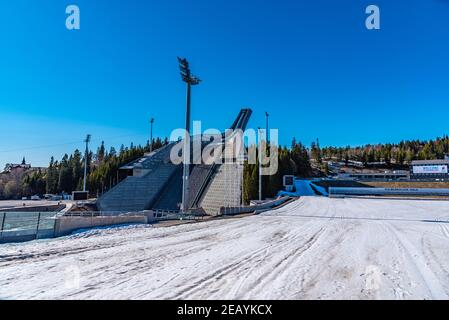 OSLO, NORVEGIA, 15 APRILE 2019: Stadio di salto con gli sci Holmenkollen e museo norvegese dello sci di Oslo Foto Stock