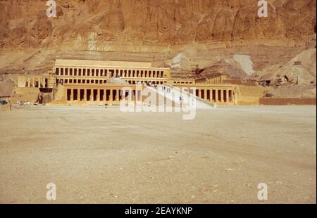 Il tempio mortuario di Hatshepsut, alias il Djeser-Djeseru, vicino alla Valle dei Re, Alto Nilo. Uno dei monumenti incomparabili dell'antico Egitto. Scansione di archivio da un vetrino. Febbraio 1987. Foto Stock