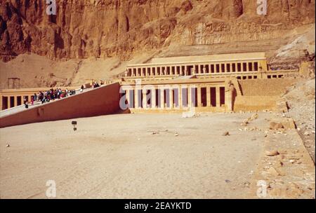 Il tempio mortuario di Hatshepsut, alias il Djeser-Djeseru, vicino alla Valle dei Re, Alto Nilo. Uno dei monumenti incomparabili dell'antico Egitto. Scansione di archivio da un vetrino. Febbraio 1987. Foto Stock