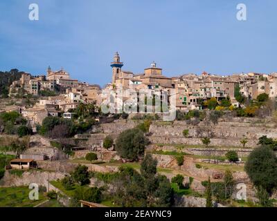 Vista sulla pittoresca cittadina collinare di Valldemossa, sulle montagne della Serra de Tramuntana, Maiorca, Spagna Foto Stock